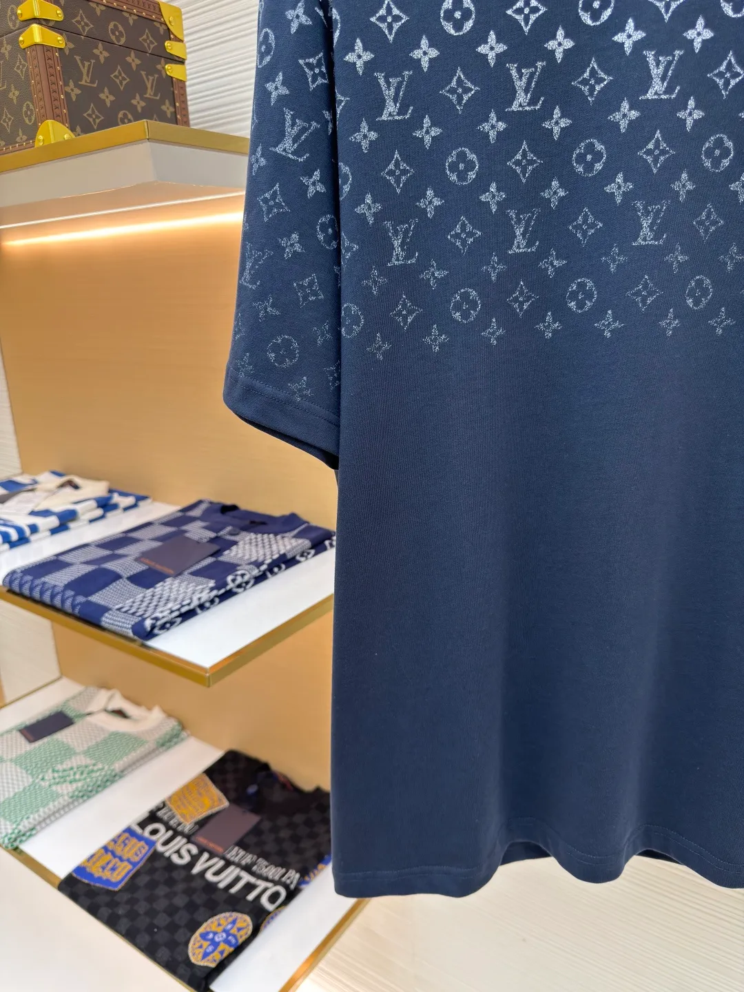LOUIS VUITTON Gradient presbyopic T-shirt ●Authentic product: purchased and developed by 8450 ●Item number: 1680204-A10 ●Fabric: refined sulfur cotton fabric ●Technology: printing production ●Version: fitted version ●Weight: about 305 grams ●Size: XS-S-M-L ●Description: The fabric is made of 32s double-ply combed cotton compact siro-spun yarn, matched with 1*1 flat knitted cotton thread. The entire garment's front and rear panels, left and right sleeves, are printed with Kornit white ink digital direct injection. The first draft is made based on the Y-plate scanned pattern, and the clarity of the first draft is corrected by hand to ensure that the printed flower pieces have a gradient and orderly visual effect. The overall wiring is straight and delicate, the fabric is comfortable and soft, and the color is consistent without color difference. It can be matched with the same style to create a fashionable look and control various occasions. Customized accessories, complete with three standards, same style for men and women!